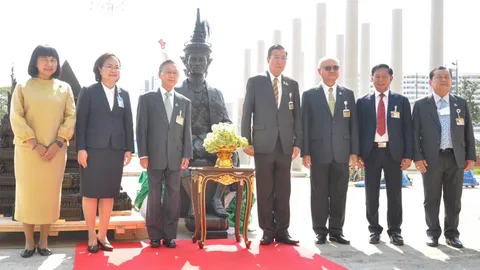 “ชวน” ร่วม “พรเพชร” ทำพิธีอัญเชิญพระบรมราชานุสาวรีย์ ร.7 ประดิษฐาน สภาใหม่