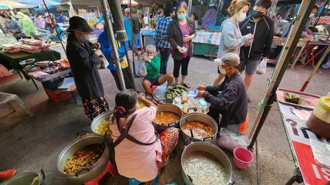 หากินยากตายายโพธารามขายอาหารมอญ ที่ตลาดเช้าหอนาฬิกา แสนถูกถุงละ 20 บาท (คลิป)