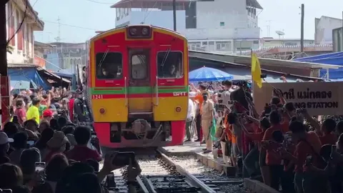 ทัวร์จีนแห่เที่ยวตลาดร่มหุบ ยืนแน่น 2 ข้างทางรถไฟ ทำสถานีแม่กลองแทบแตก (คลิป)