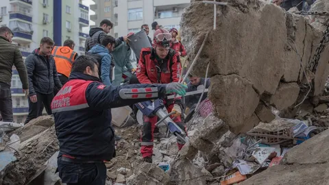 สื่อนอกตีข่าว นศ.ไทย พลิกวิกฤติ ช่วยผู้ประสบภัยแผ่นดินไหวตุรกี