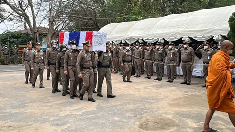 รองต่อ-ผบช.ภ.3 ร่วมแบกโลงสายตรวจปากช่อง ชม "ใจน้องมันได้"