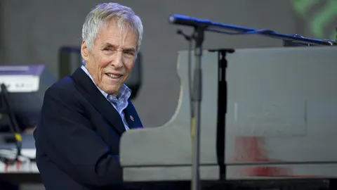 สิ้น เบิร์ต แบ็กคาแร็ก ตำนานนักแต่งเพลงอเมริกัน เสียชีวิตในวัย 94 ปี