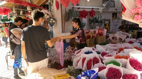 กลุ่มข้ามเพศจดทะเบียนสมรสใน 2 เขตป้อมปราบฯ-ดุสิต กุหลาบขายดีรับวาเลนไทน์