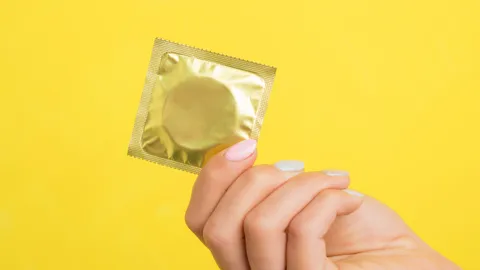 อย. แนะวิธีเลือกซื้อ "ถุงยางอนามัย" ให้ได้มาตรฐาน ย้ำต้องเก็บรักษาให้ถูกวิธี