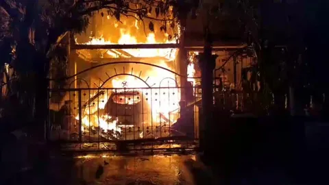 ทำน้ำมันหกในรถ เผลอจุดไฟแช็ก เผาวอดทั้งรถทั้งบ้าน