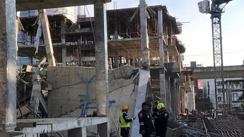 ตึกกลางกรุงถล่ม ทับคนงานเจ็บ 3 ขณะก่อสร้าง โครงการหรู เทปูนพลาด ชั้น 4 พังครืน (คลิป)