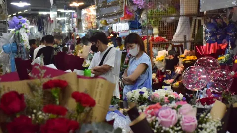 "ปากคลองตลาดคึกคัก" คนแห่จับจ่าย "ช่อดอกไม้เงินสด" เทรนด์ใหม่วาเลนไทน์ (คลิป)