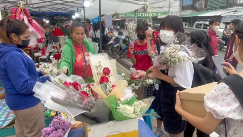 นักเรียนแห่ซื้อดอกคัตเตอร์สื่อแทนแอบรัก แม่ค้าชัยนาทเผยยอดปังสุดในรอบ 5 ปี