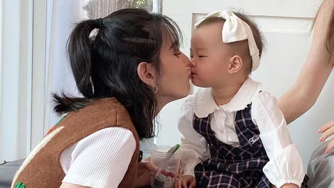 ขวัญใจเด็ก "ใหม่ ดาวิ" โดนน้อง มาริน ลูกสาว แม่มิว ฟัดจุ๊บฉบับจมูกเบี้ยว