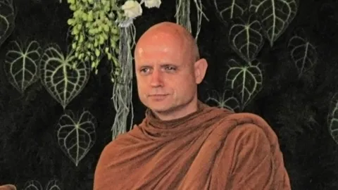 โซเชียลแชร์ภาพ "พระอาจารย์ฌอน" ได้สัญชาติไทย ยืนถ่ายรูปบัตรประชาชน