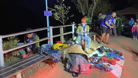 หนุ่มใหญ่พลัดตกเหวลึกภูทับเบิก หลังข้ามรั้วกั้นเพื่อถ่ายรูป เจ็บสาหัส (คลิป)