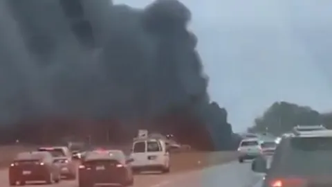 เฮลิคอปเตอร์ "แบล็กฮอว์ก" ตกบนถนนในสหรัฐฯ ดับ 2 ศพ (คลิป)