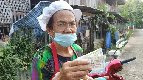 แม่ค้ากุยช่ายเมืองลับแลดวงเฮง ซื้อสลากฯ เลข 17 วันเกิดหลานถูกหวย 12 ล้าน (คลิป)