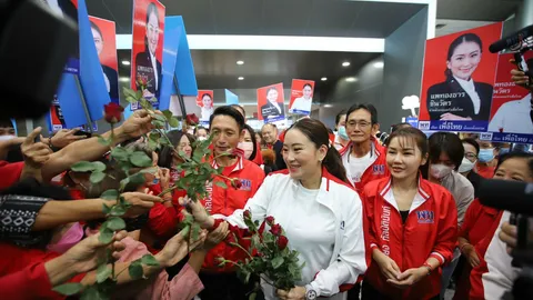 ส.ส.เพื่อไทย นำมวลชน ส่งเสียงเชียร์ "แพทองธาร" เป็นนายกฯ แน่นสนามบินอุบลฯ