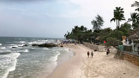 ชายหาดหัวหินวันนี้ปักธงแดง ห้ามนักท่องเที่ยวลงเล่นน้ำทะเล เหตุคลื่นลมแรง
