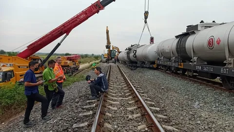 รถไฟบรรทุกน้ำมันตกรางที่ลพบุรี กำลังกู้รถและซ่อมราง กระทบสายเหนือขาขึ้น-ขาล่อง