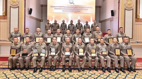 ผบ.ตร. มอบโล่หน่วยดีเด่น ป้องกันอุบัติเหตุทางถนนช่วงปีใหม่ 31 รางวัล