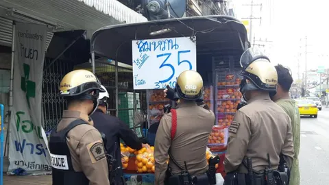 อย่ามาหลอก ตำรวจลุยปราบ "รถขายผลไม้" ติดป้ายส้มหวานไร้เมล็ด ซื้อไปไม่ตรงปก