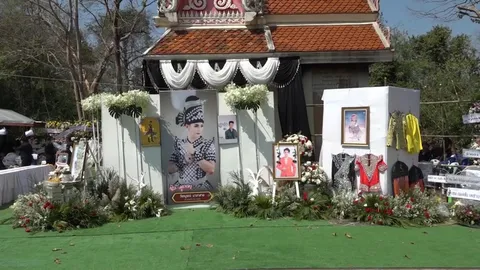 คนนับพันร่วมพิธีฌาปนกิจ "นิว มุกดา" ส่งพระเอกหมอลำสู่สวรรค์ครั้งสุดท้าย (คลิป)