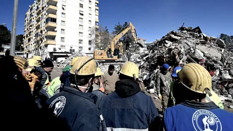 เหยื่อแผ่นดินไหวตุรกี-ซีเรียทะลุ 45,000 ศพ แพทย์หวั่นเกิดโรคระบาด