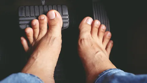 ถอดรองเท้าขับรถหรือใส่รองเท้าขับรถ อะไรปลอดภัยกว่า? แต่รู้ไหม ถอดรองเท้าขับรถผิดกฎหมาย