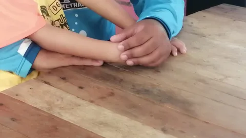 พ่อสุดทน อ้างลูกโดนครูตบ จนหน้าเป็นรอยนิ้วมือ ทำเด็กไม่กล้าไปโรงเรียน