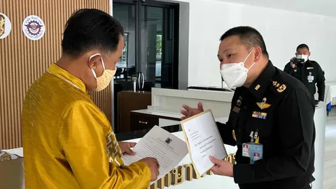 ศรีสุวรรณ บุกวิทยาลัยเสธฯ ทหาร ถามอดีตนักโทษเรียนได้ด้วยหรือ 