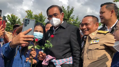 นครศรีฯ ชูป้ายบอกรัก "ลุงตู่" ส.ส.-ว่าที่ผู้สมัครต้อนรับ "อาญาสิทธิ์" มาด้วย (คลิป)