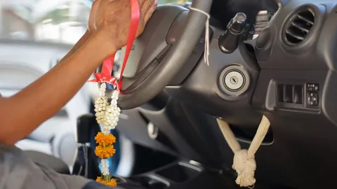 แพทย์เตือน อันตรายด้ายสายสิญจน์ผูกพวงมาลัยรถ อาจเป็นสาเหตุเกิดอุบัติเหตุ