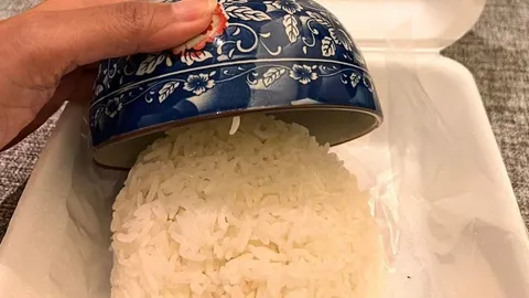 หาถ้วยกันอยู่ล่ะสิ ลูกค้าสั่งข้าวสวย 15 บาท เปิดกล่องเจอมาพร้อมถ้วยตัก