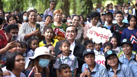 “บิ๊กตู่” ไหว้ “ไอ้ไข่-ตาพรานบุญ” หยอดชาวบ้านคิดถึงอย่างแรง มาด้วยความคิดถึง