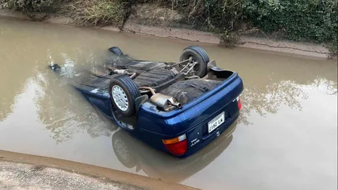 หนุ่ม 21 ขับเก๋งมาคนเดียวในทางเปลี่ยว รถตกคลองตายติดในรถ