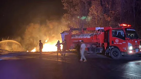 ด่วน รถบรรทุกน้ำมันหลุดโค้ง พลิกคว่ำตกเขาที่ท่าลี่ ไฟลุกไหม้วอดทั้งคัน