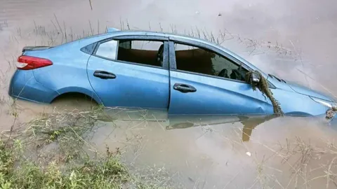 พบ 3 ศพนิรนาม ถูกฆ่าโหด ยัดท้ายรถเก๋งทิ้งบึงน้ำที่นราธิวาส 