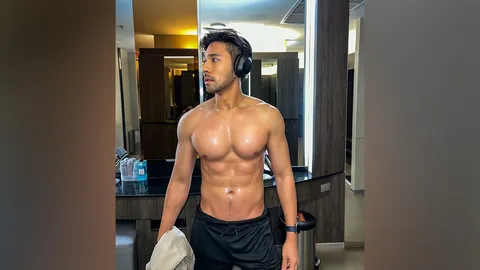 เปิดประวัติ บุ๊ค สิคพัชศ์ หนุ่มข้างกาย ทาทา ยัง บอกเลยคนนี้งานดีมาก 