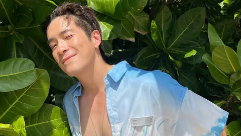 ทะเลภูเก็ตมันร้อนทำให้หนุ่ม "อาเล็ก ธีรเดช" ปลดกระดุมโชว์แผงอกผิวโอโม่ท้าแดดเลยแม๊