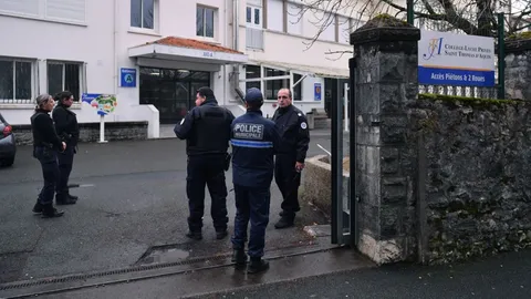 ช็อก นักเรียนฝรั่งเศสแทงครูตายกลางห้อง อ้างถูกครอบงำจิตใจ