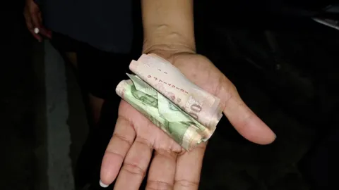 สาวเสิร์ฟมือไว แอบฉกกระเป๋าตอนปิดไฟเป่าเค้ก ล้วงเงินหมื่นซุกเป้า (คลิป)