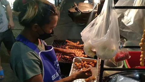 ไส้กรอกอีสานย่างสุรินทร์ ก็มีน้ำจิ้มรสเด็ด เผยของกินบ้านๆ แต่ทำรายได้ปัง 