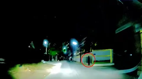 สุดหลอน กล้องหน้ารถ จับภาพเงาดำปริศนา ยืนข้างกำแพงวัด เชื่อเป็นวิญญาณ (คลิป)