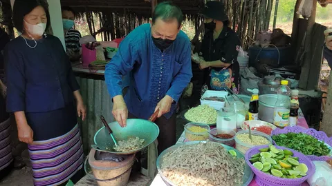แม่บ้านหนองกุลา แปรรูปแห้วนาทำเป็นแป้งและขนมขาย ล่าสุดเป็นเส้นผัดไทยแล้ว