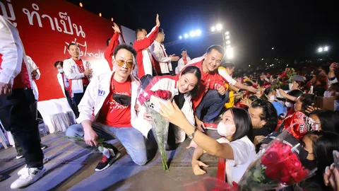 เลือกตั้ง 2566 : "อิ๊งค์" ร้องเพลง "สาวเชียงใหม่" พูดจริงทำจริงเหมือนพ่อ (คลิป)