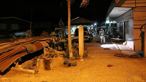 ดวลปืนเดือด ช่างรับเหมาดวงดับ ลูกชายบาดเจ็บ ทะเลาะคนร้ายปมจากวงเหล้า!