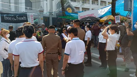 เตือน ม็อบหน้าศาลฎีกา ยุติชุมนุม-ยึดเต็นท์ "ตะวัน-แบม" ทะลุวังไม่ลงรอยกัน