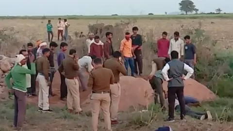 ลุ้นวินาทีชีวิต กู้ภัยอินเดียช่วยเด็กหญิง 3 ขวบตกหลุมลึก