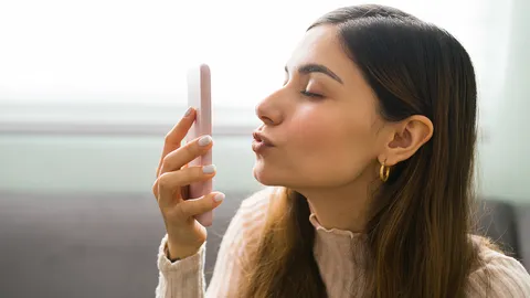 จุมพิตได้แม้กายไกล