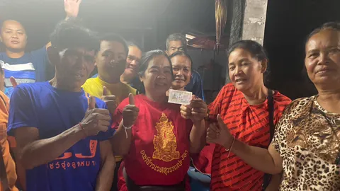 สุดเฮง "แม่ค้าลูกชิ้น" บนรถแห่ท้าวเวสสุวรรณ เฮลั่นถูกหวยรางวัลที่ 1