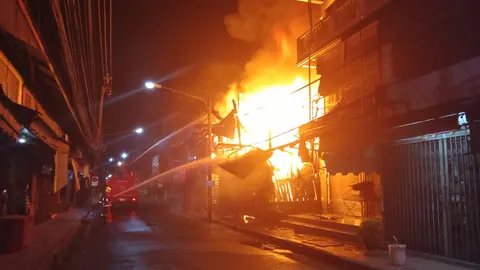 ไฟไหม้อาคารไม้เก่าในตลาดพนัสนิคม เจ้าของร้านทองถูกไฟคลอกดับ-มี 2 ตู้เซฟเก็บทอง (คลิป)