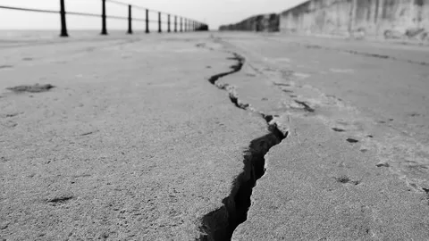ชาวบ้านคลองสวนพลู อยุธยา เรียกร้องให้เทศบาลเข้ามาดูถนนชุมชน พังมานานแถมไฟถนนก็ไม่มี