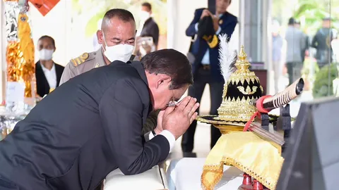 ดาบหล่นจากแท่นใส่แขน “บิ๊กตู่” ขณะสักการะสมเด็จพระนเรศวร ที่อยุธยา (คลิป)